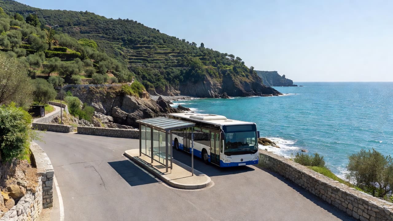 Un autobus regionale fermo alla fermata panoramica sulla costa ligure.